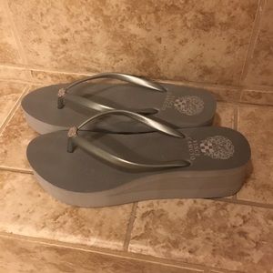 Vine Camuto grey wedge flip flops